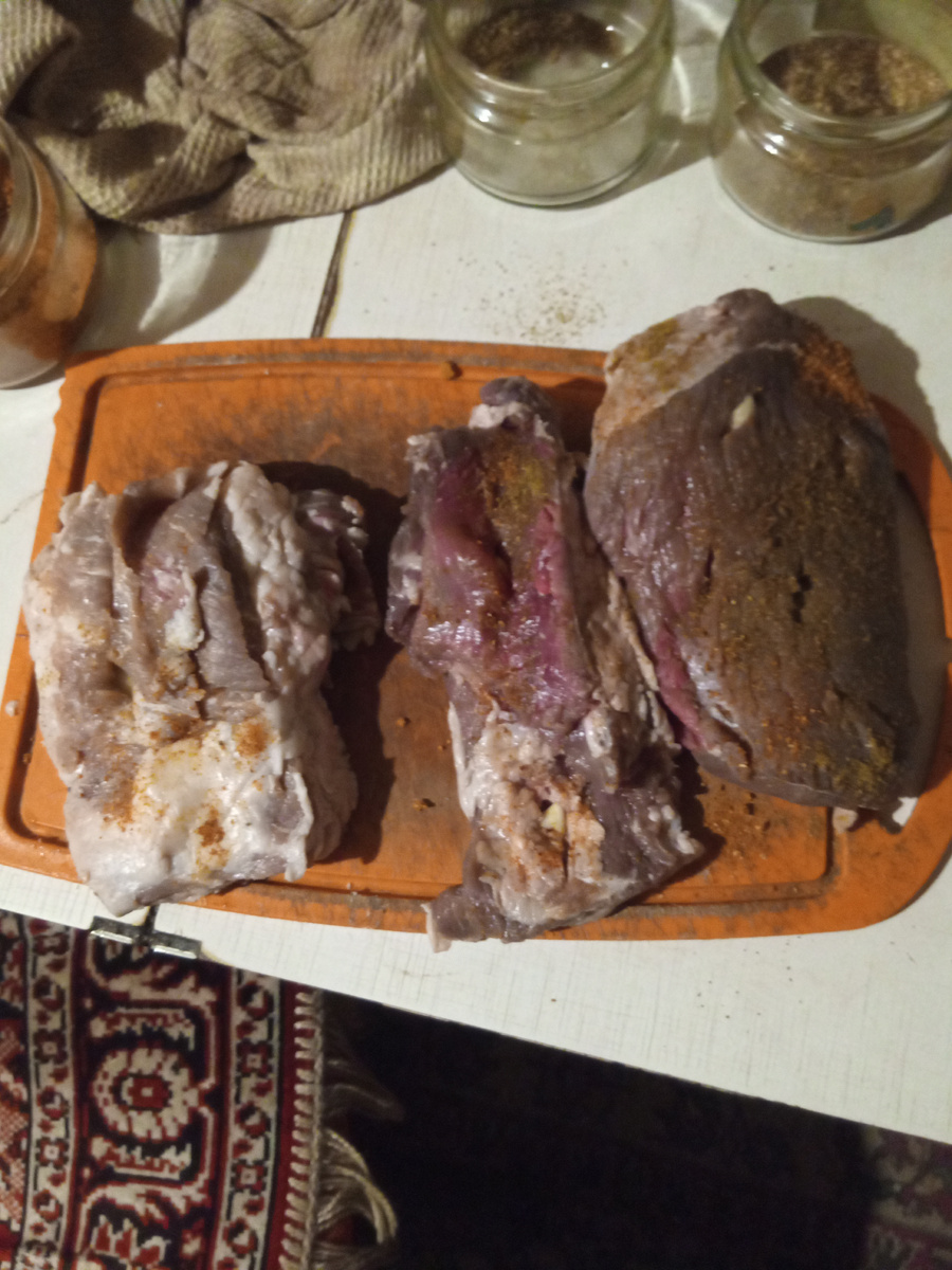 Верней три кусочка. Три корочки мяса! 😂