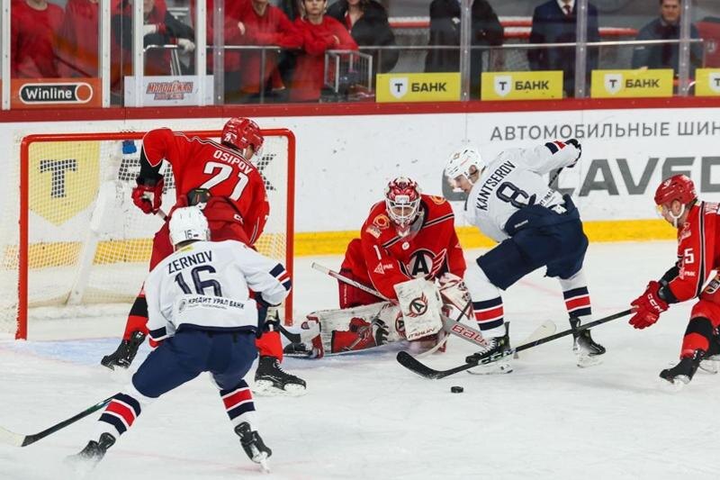    Пресс-служба ХК «Автомобилист»/Владимир Галкин справлялся с опасными бросками