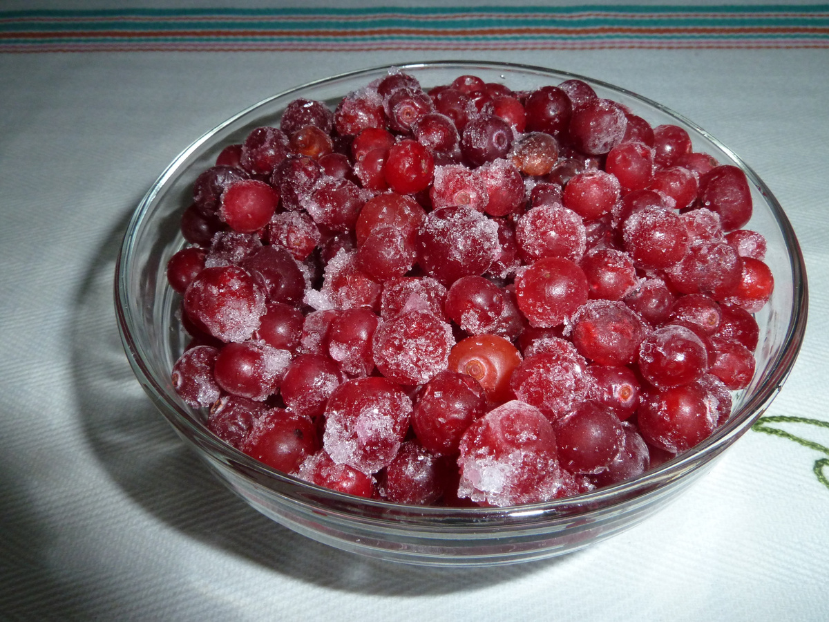 Необходимо: Быстрозамороженная клюква, 300 г., вода - 1 литр.