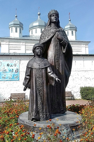 Памятник Стрешневой. Фото с сайта https://moylogan.ru/pamyatniki/tsaritsa/. Взято с Яндекс.Картинки