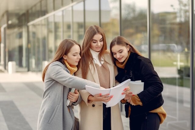    Девушка не знала, как родители отнесутся к тому, что она больше не студентка, и переживала. Фото: ru.freepik.com