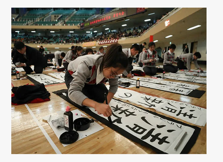 Какидзомэ-японское название практики первого упражнения в каллиграфии, которое заключается в написании какого-нибудь изречения или фразы на бумажном свитке с помощью кисточки и туши первый раз в наступившем Новом году. Как правило, иероглифы, написанное в этот день, традиционно увязаны со счастливой семантикой: весна, долголетие или вечная молодость.