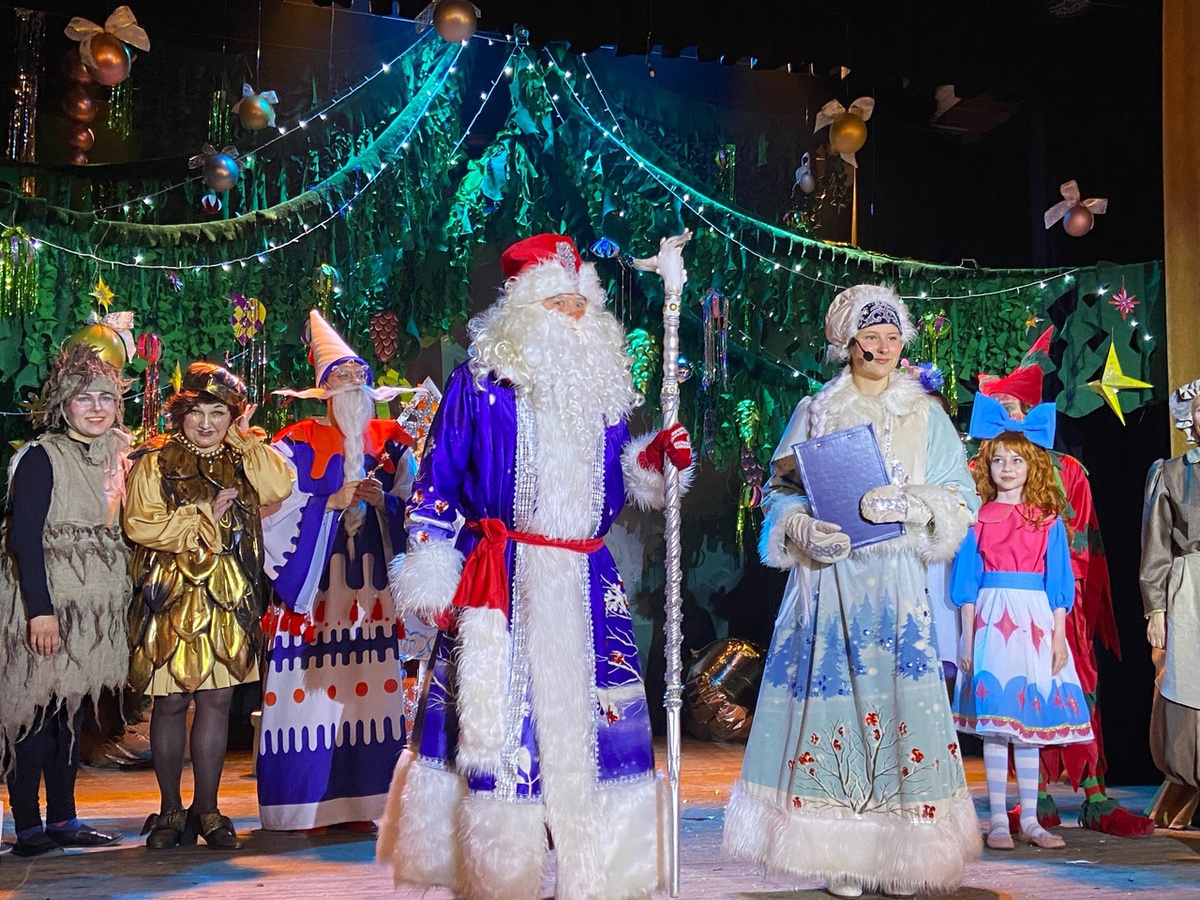 На сцену Театра юного зрителя вышли зимние герои - Дед Мороз и Снегурочка