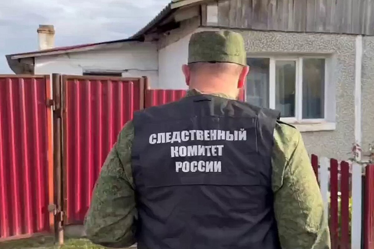    Сотрудник Следственного комитета у дома, где от отравления погибли четверо детей / Источник: © ГСУ СК РФ по Красноярскому краю и Республике Хакасии