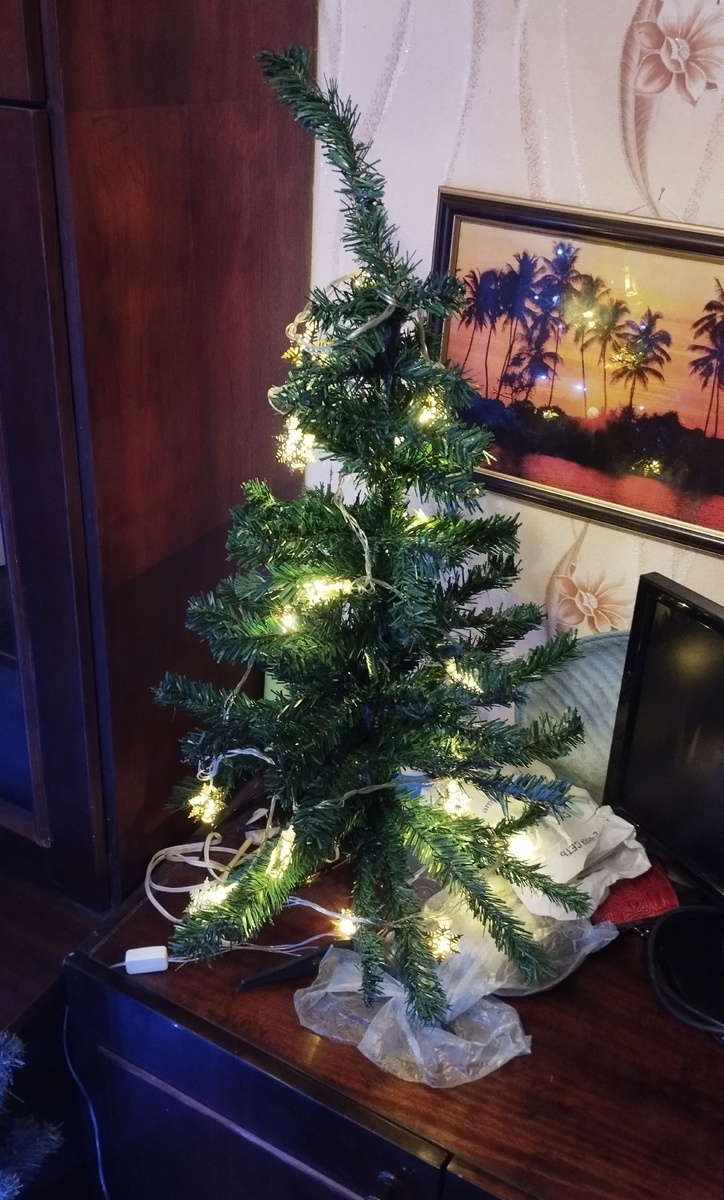 Мини-ель на тумбочке 