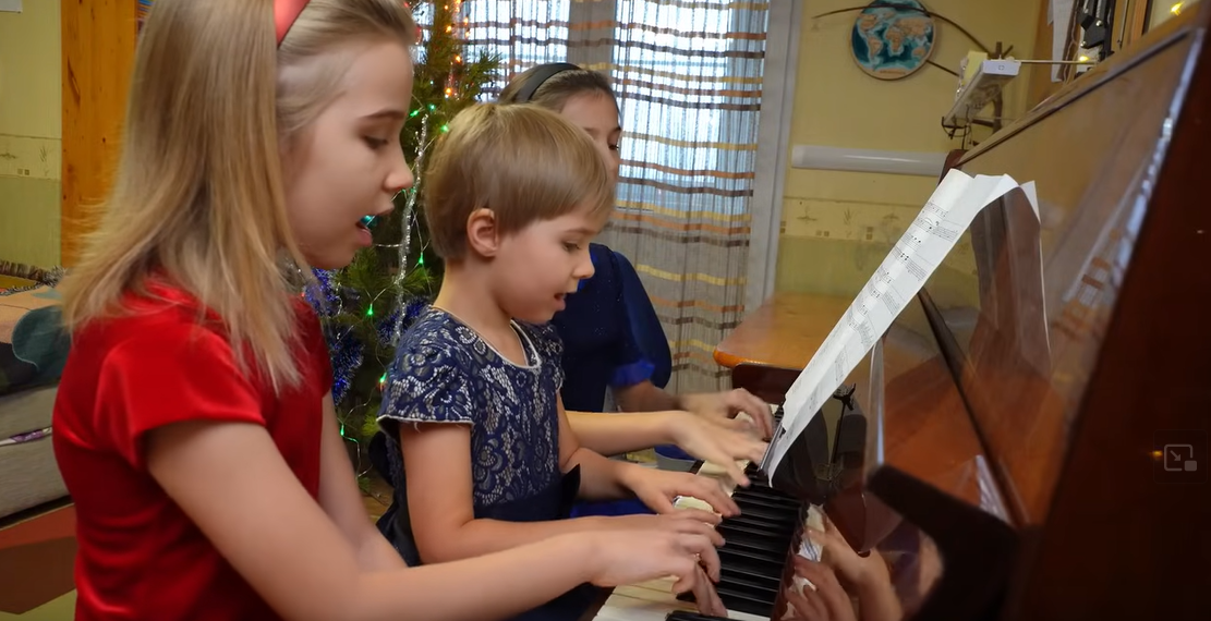  Фото семьи, где все музыканты. Скриншот. 