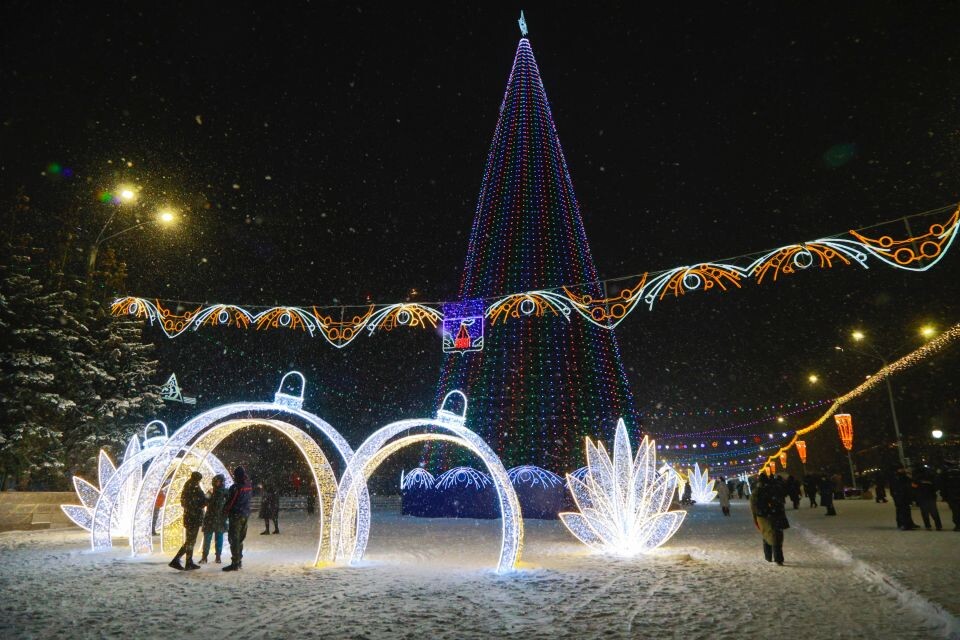    Открытие елки на площади Сахарова. Источник: Олег Укладов