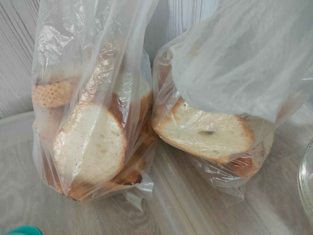 Батон порезан и обжарен