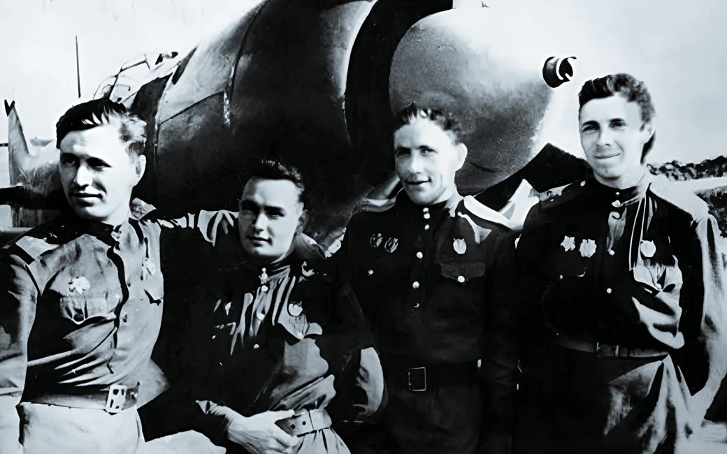 Асы 31-го ИАП на фоне истребителя Ла-5ФН. Н. И. Горбунов – второй справа.