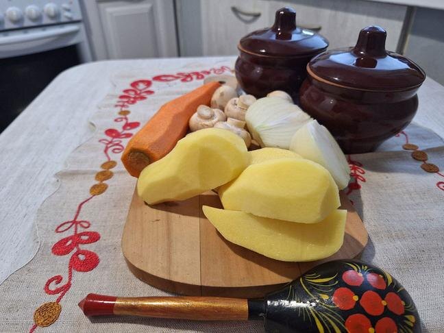 От жаркого с грибами в горшочках пришлось отказаться / Фото: Марина Наумова