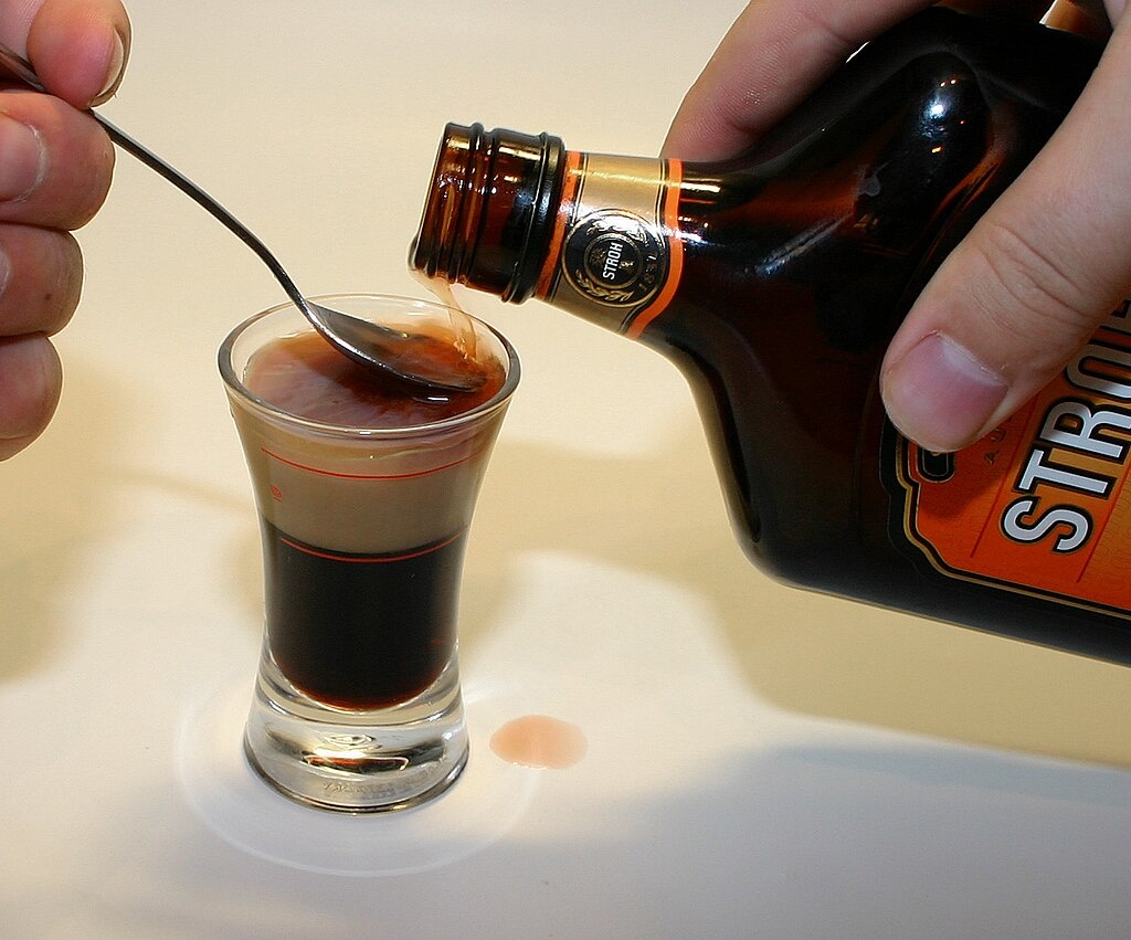 Приготовление «B-52» в стопке

