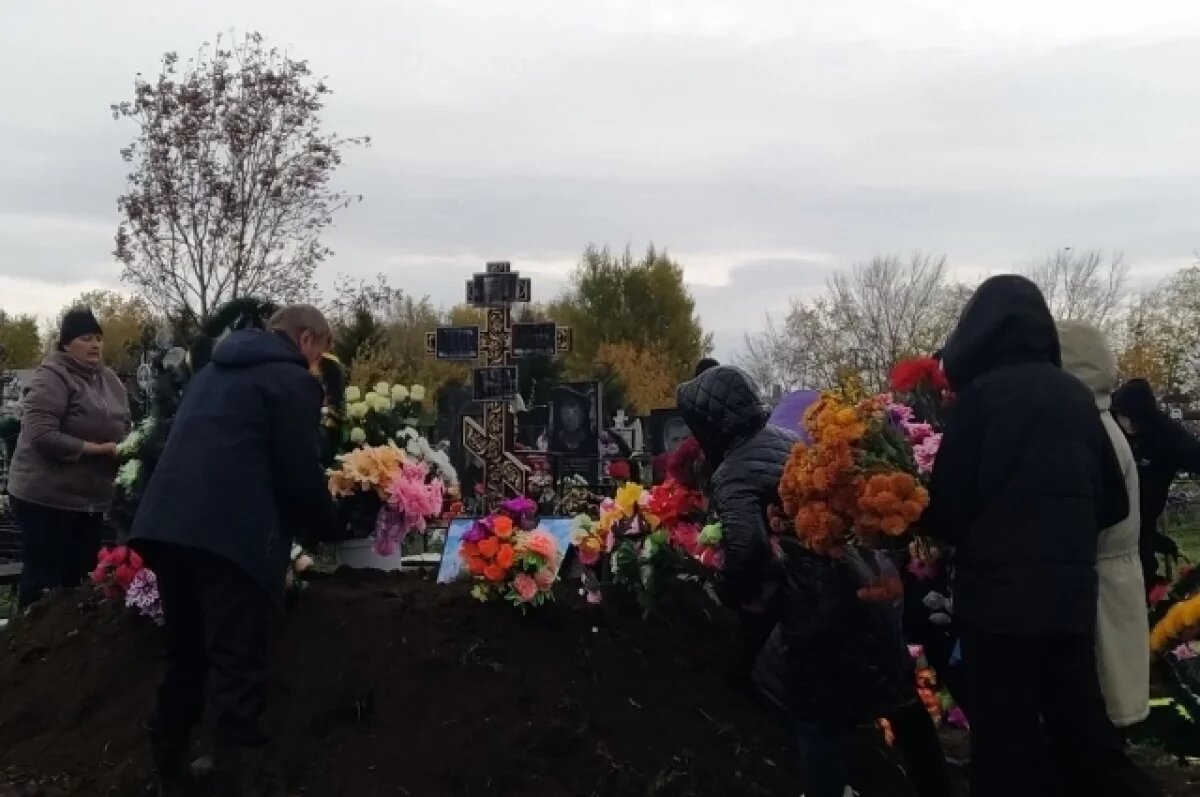    Кадр с похорон отравившихся детей в Красной Сопке.