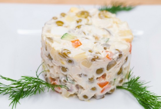    Как приготовить классический советский салат оливье: пошаговый рецепт с уникальной изюминкой