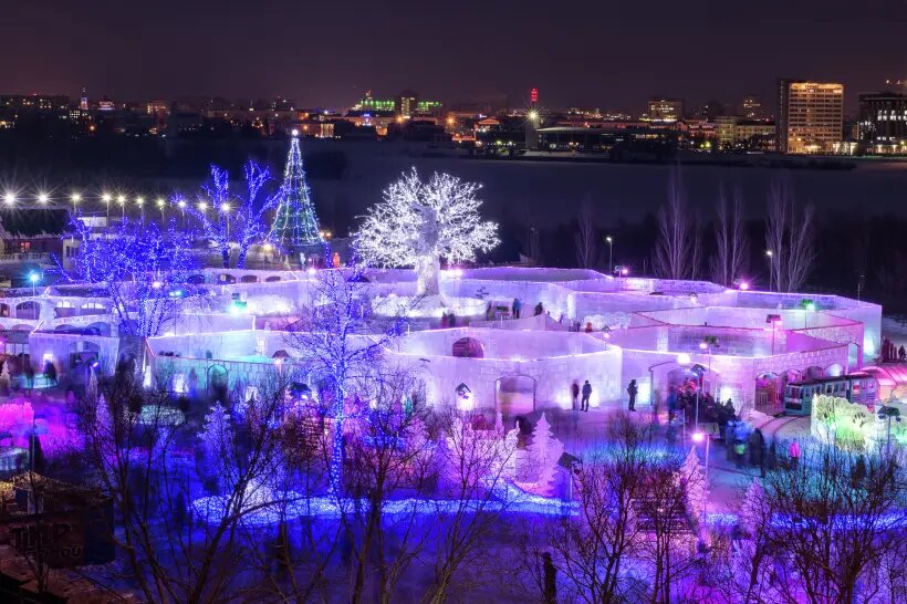     Отдыхающие в ледовом городке "Беловодье" в городе Омске. © РИА Новости. Алексей Мальгавко