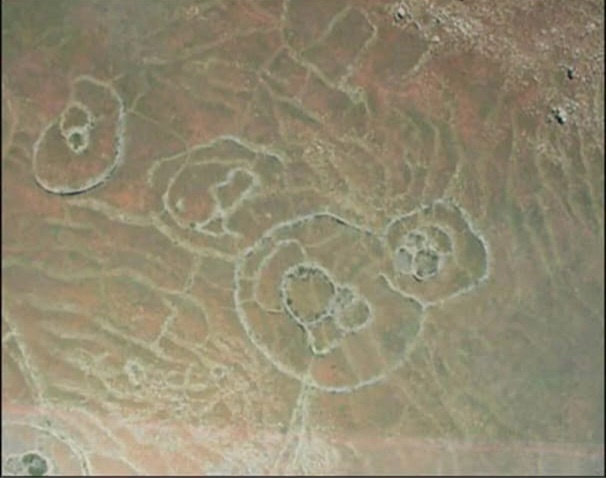 Он отправил туда 30 Анунаков,которых привезли с собой.Золота нужно было много,чтобы создать тонкодисперсную оболочку вокруг Нибиру.Астрофизики знают для чего это нужно.