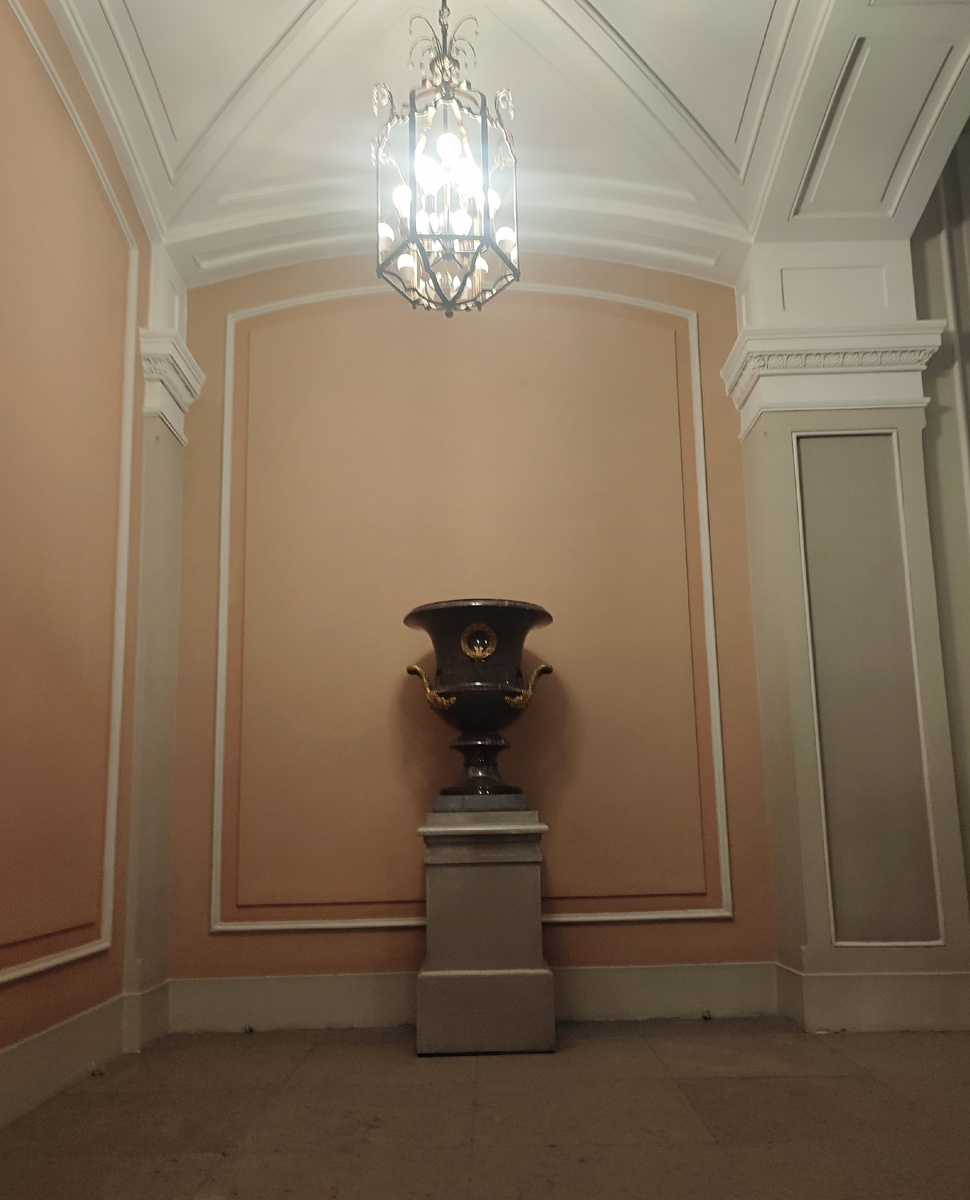 На площадке лестницы 