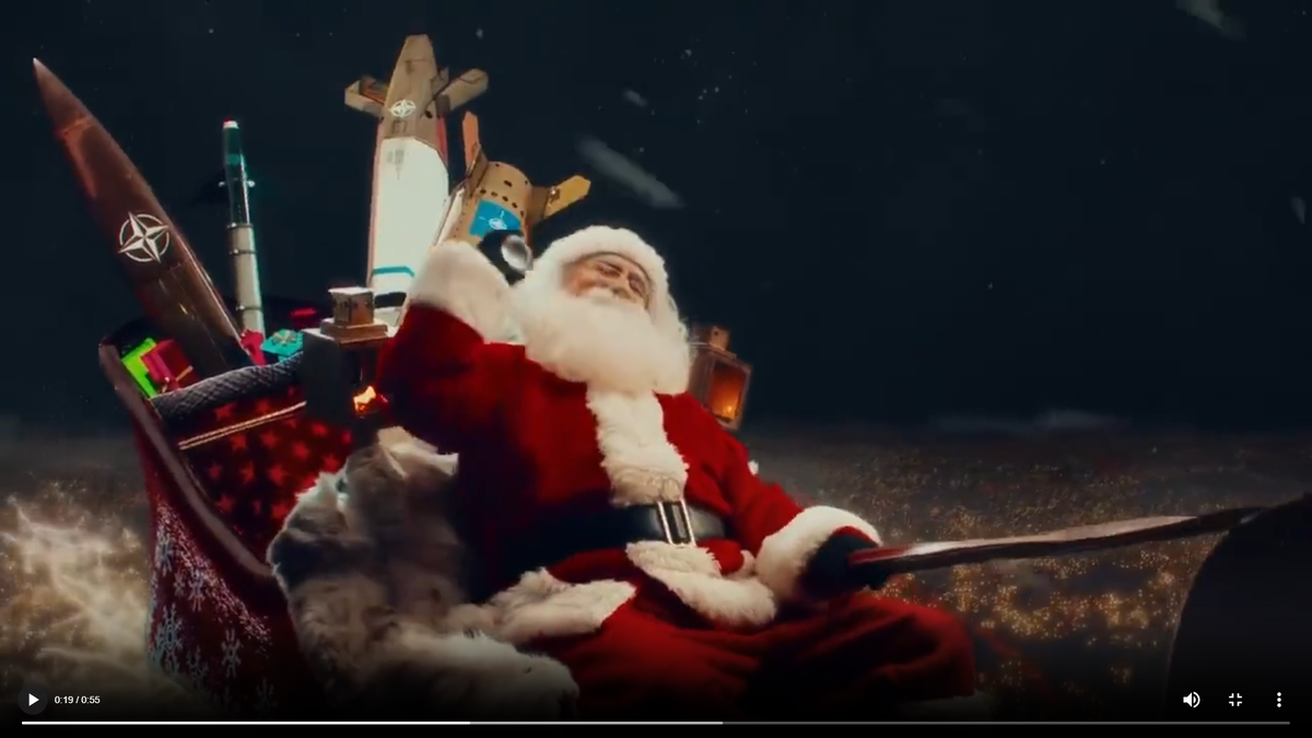 ракеты, да. Среди подарков. Явно игрушечные. 