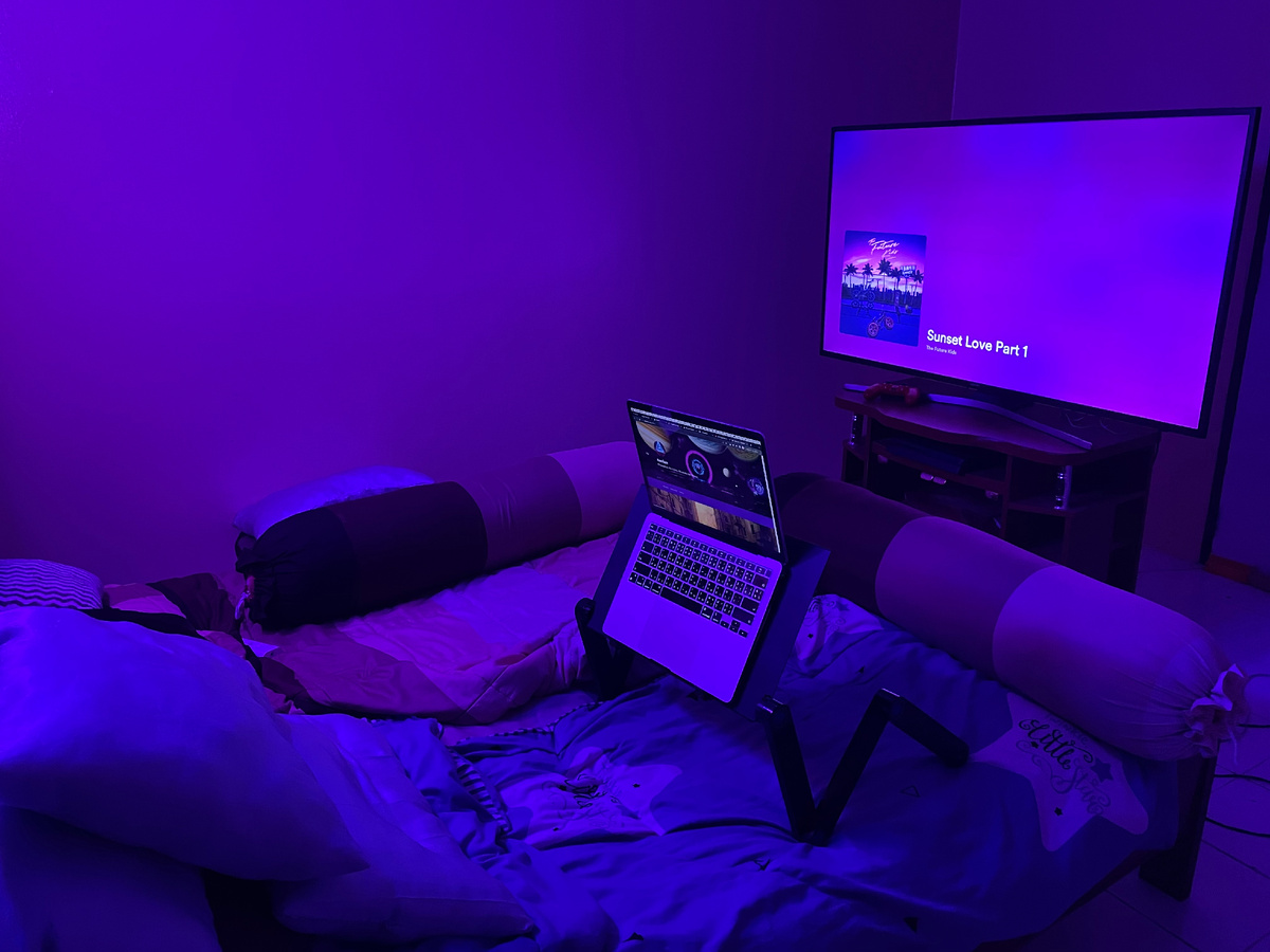 Почти всегда я писал и книгу и блоги в такой атмосфере под музыку Retrowave