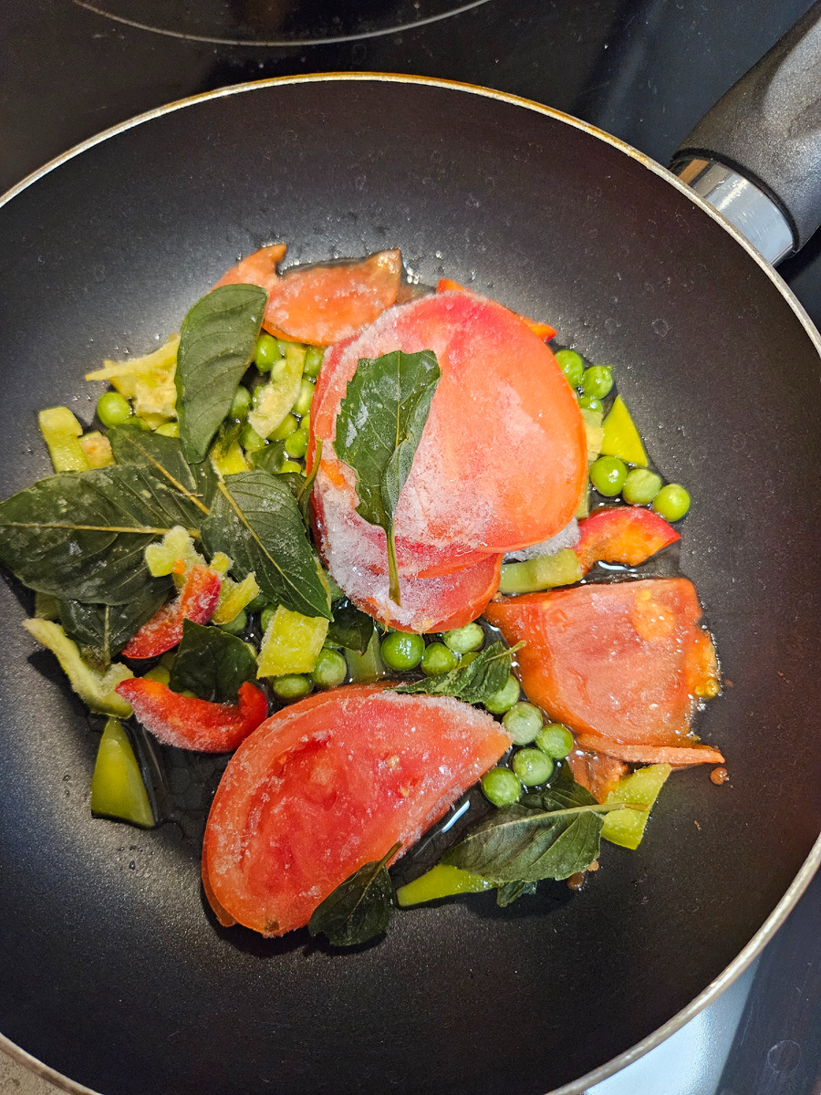 Овощи в начале приготовления яичницы