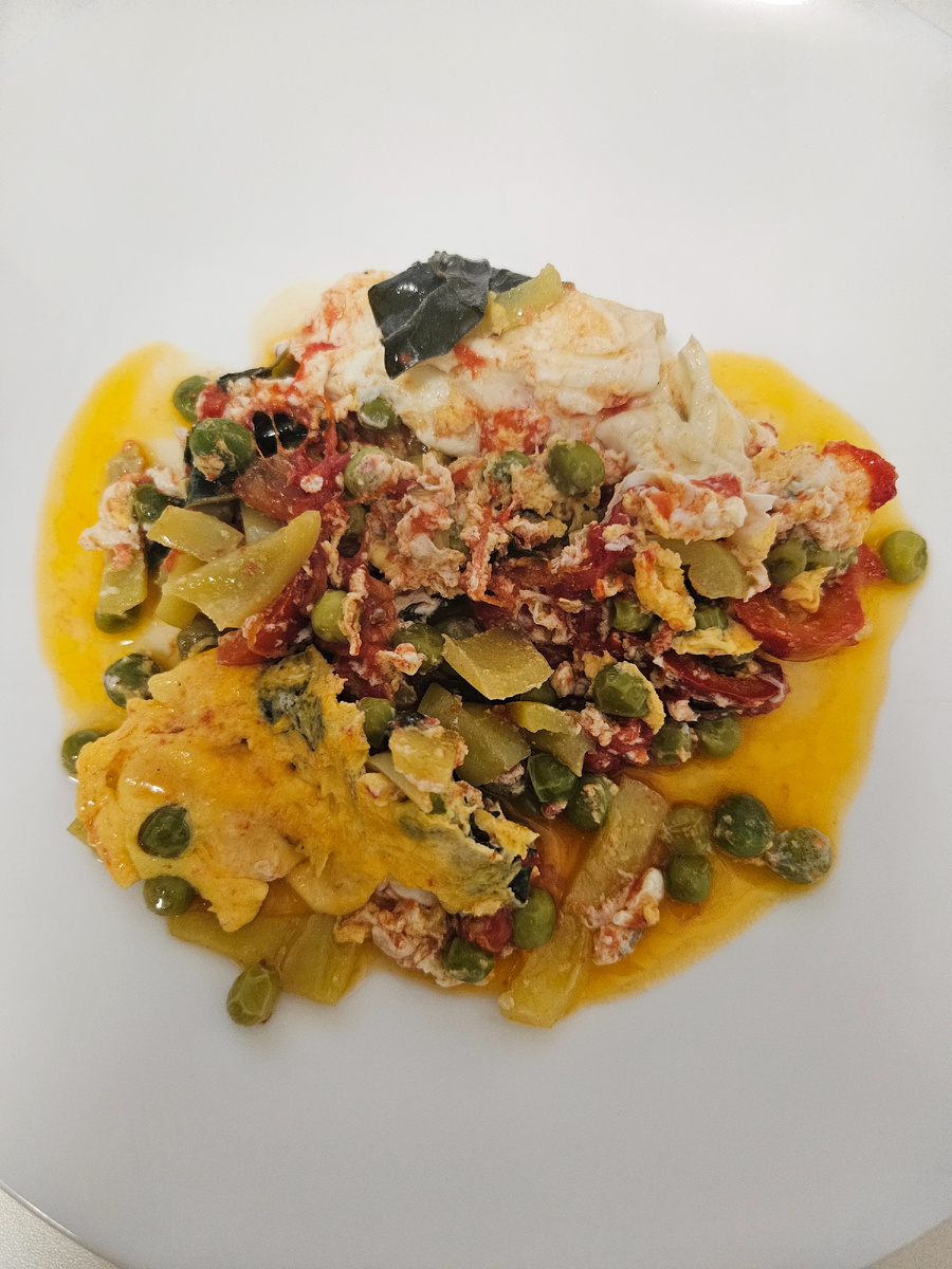 Готовая яичница с овощами 