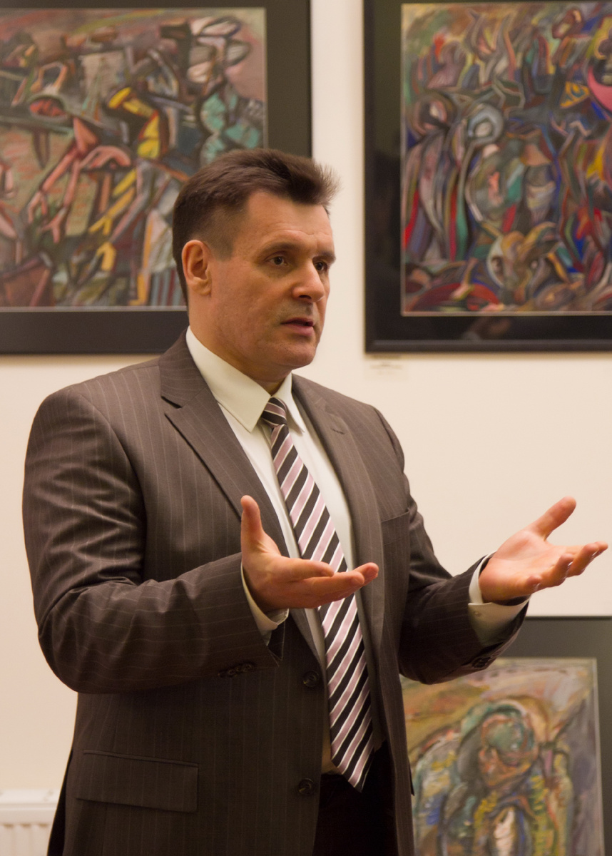 Виталий Вавилин на первой презентации для публики Музея Актуального Реализма, Тольятти, 2012 год