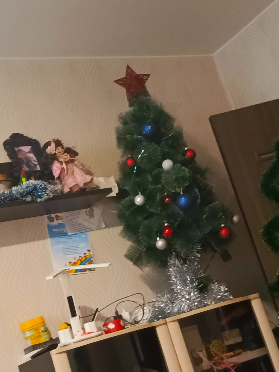 Самая патриотичная елка: шарики белые-синие-красные. 