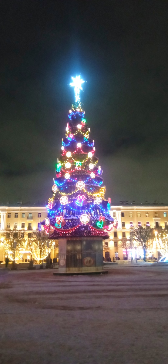 Елка у Финляндского вокзала