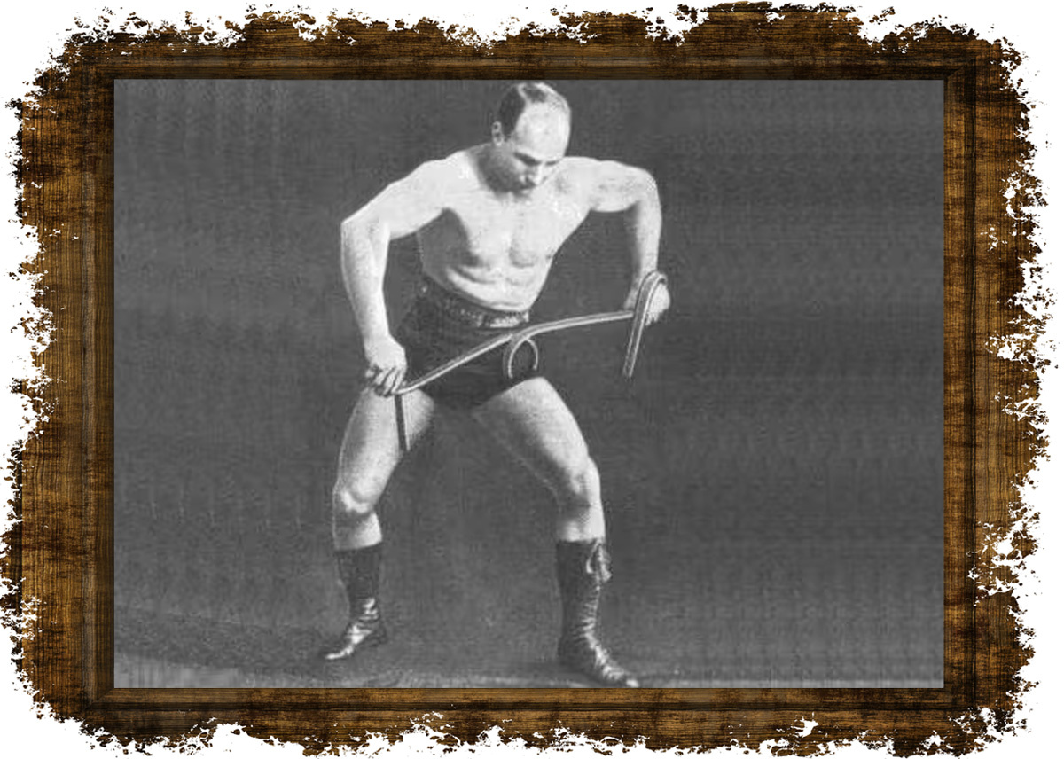 Александр Засс демонстрирует свою силу. Фото в свободном доступе. 