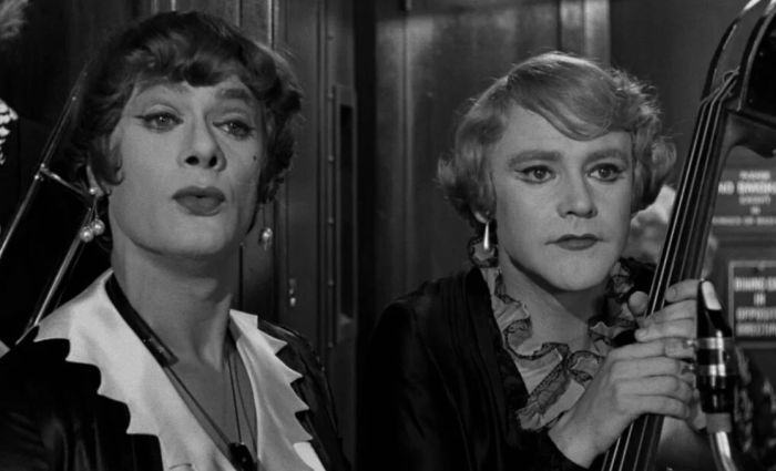 Тони Кертис (слева на фото) в фильме «В джазе только девушки». / Фото: Кинопоиск