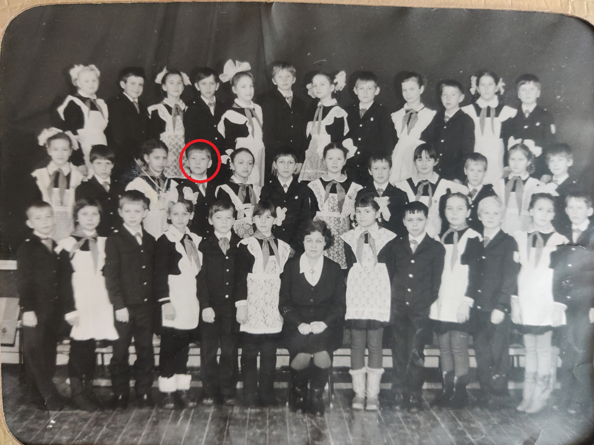 Единственная сохранившаяся фотка с Колькой (в кружке). Четвертый класс