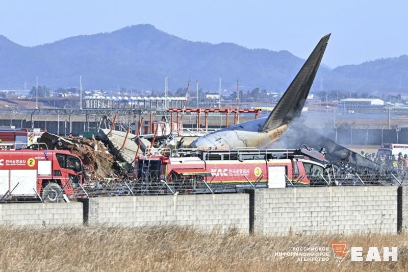    © Lee Young-ju. Newsis via AP / Очевидцы рассказали, что еще до посадки заметила возгорание на правом крыле самолета