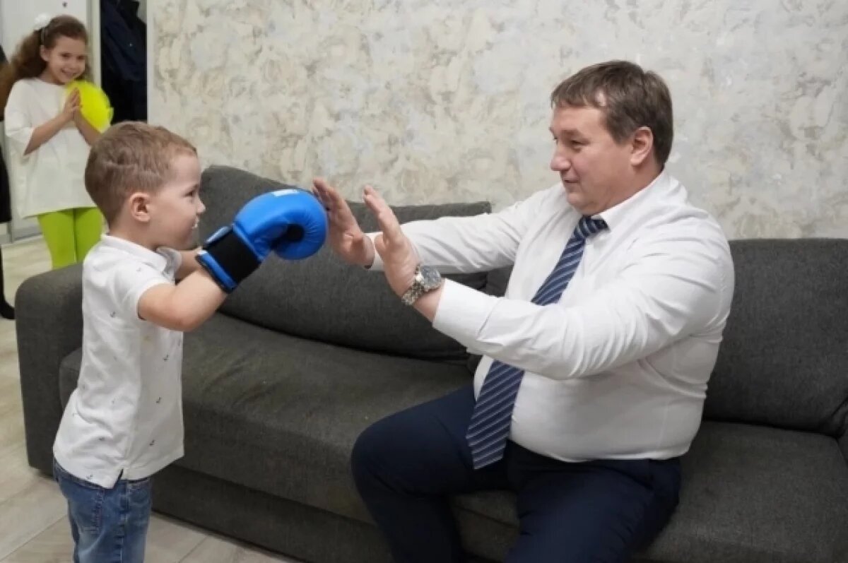    Глава Ульяновска подарил мальчику из многодетной семьи боксёрский набор