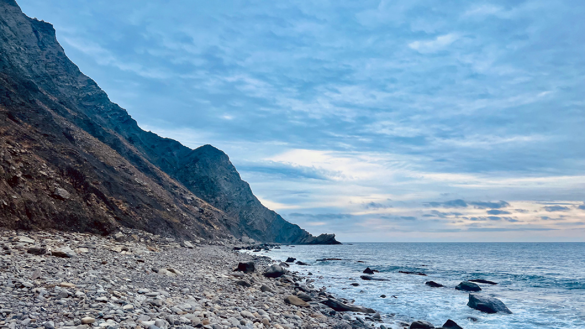 Мыс Ай-Фока издали напоминает нос кабана, вернее, рыло. Поэтому второе название мыса Кабаний