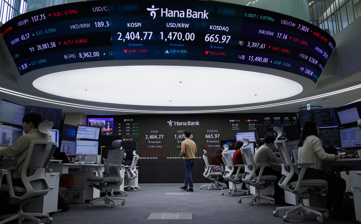 Электронное  табло показывает цены закрытия фондовых бирж Kospi и Kosdaq, а также  курс воны к доллару в дилинговом зале штаб-квартиры Hana Bank в центре  Сеула, пятница (Yonhap)