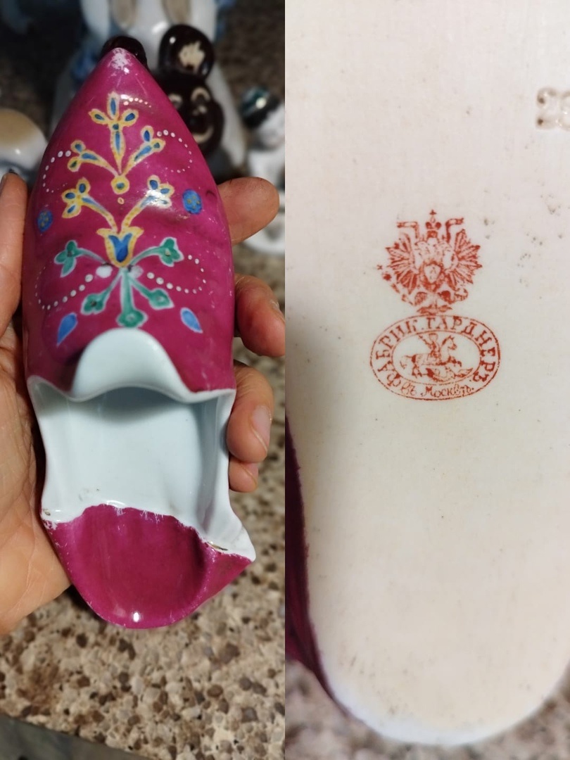 Это фото прислала мне одна из читательниц. Не может определиться с ценой на эту поношенную фарфоровую тУфлю. Я написал интересантке, что вещь редкая, не имеет аналогов, поэтому определить даже приблизительную цену на предмет не смогу. Тем более, что и ценами в последние года два не интересуюсь. А в какую бы сумму оценили этот предмет вы?