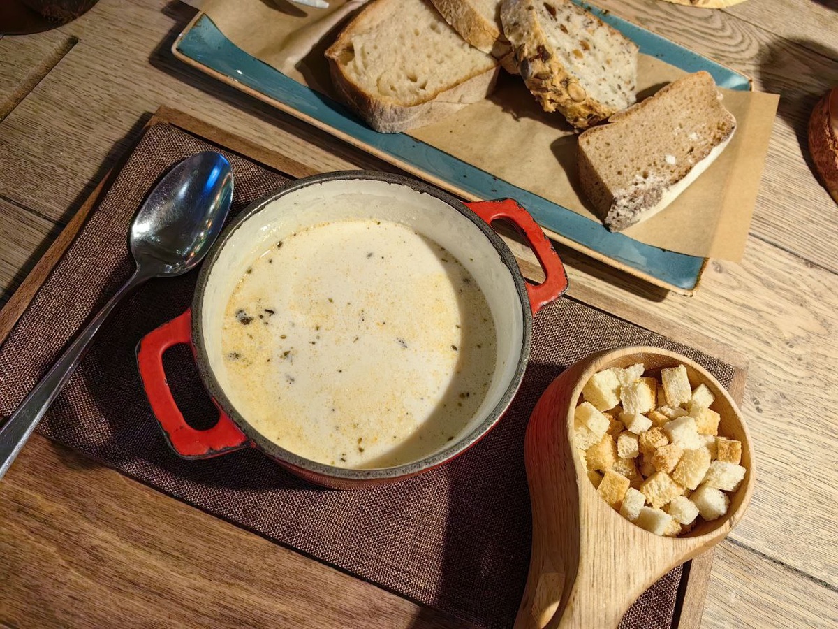 Лапландская уха с треской, семгой и креветками на сливках