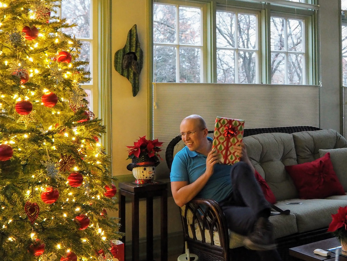 Вернулся домой из короткой поездки и под ёлкой ждал меня подарок!)))​
Он там еще с Католического Рождества, но я выдержу, чтобы по русской традиции открыть подарок на Новый год. 
Я кремень! Человек с Железной силой воли.