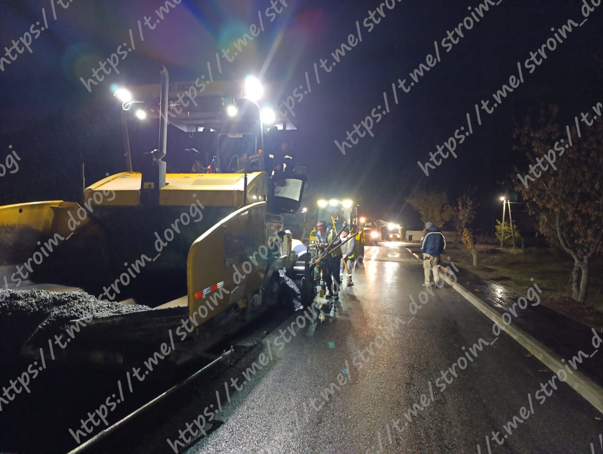 Ночная работа асфальтоукладчика
