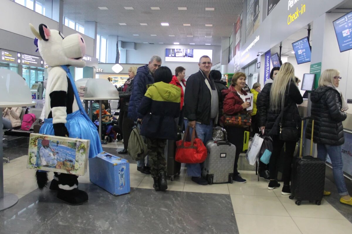    SHOT: почти 200 пассажиров не могут улететь из аэропорта Внуково в Осетию