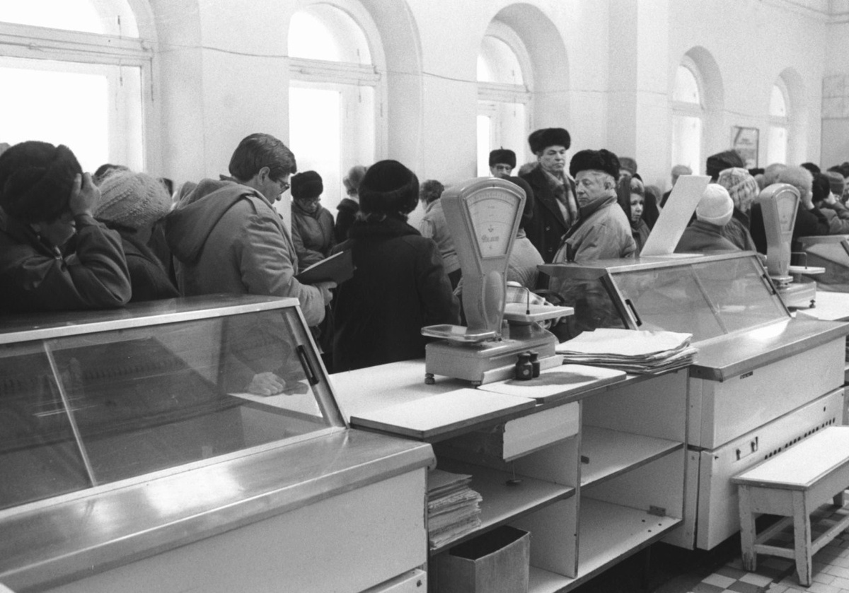Товарный дефицит был характерен практически для всей истории существования СССР. В государственной системе торговли существовал контроль цен на товары и услуги. В результате установления цен на искусственно низком уровне спрос увеличивался до точки, где предложение не могло удовлетворить реальные потребности.