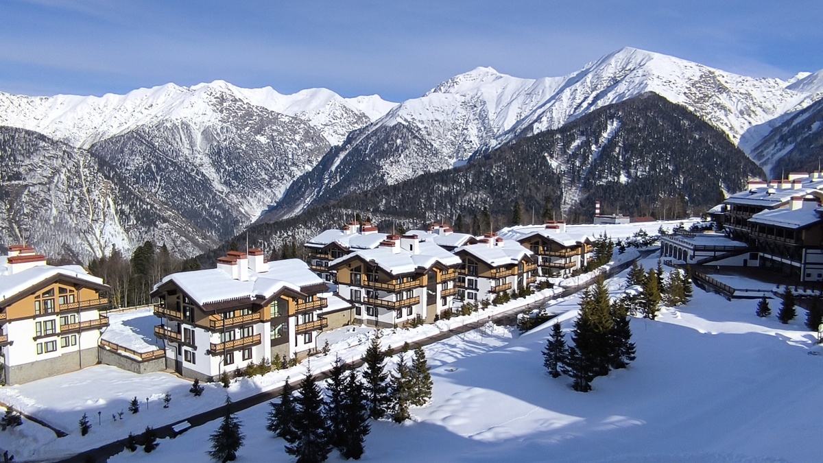 Поляна 1380.  Газпром Лаура. Фото: Книга Приключений. Привет! Меня зовут Евгения. Живу в  Краснодаре, люблю  выезжать в горы, к морю и вообще по природным достопримечательностям Юга России и Крыма. На моём канале  рассказываю не только об интересных местах, но и как туда добраться, сколько стоит и т.п., а ещё мне нравится размещать побольше фотографий.  Подписывайся, если тебе интересно это направление.