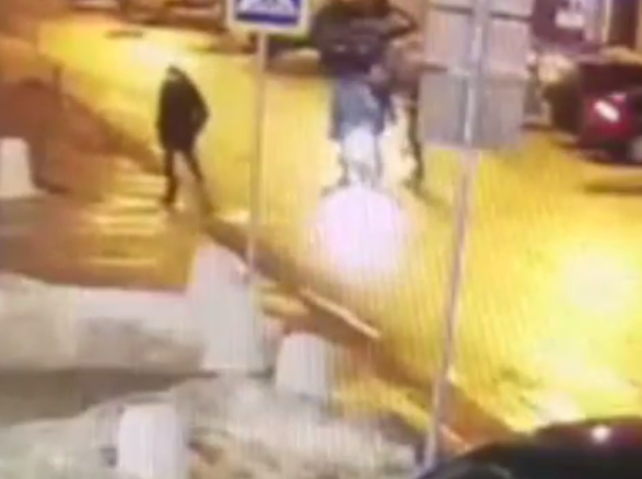 Самокатчик едва не сбивает женщину на пешеходке