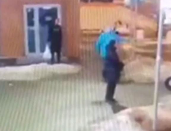 Курьер подошел к женщине и начал на нее кричать