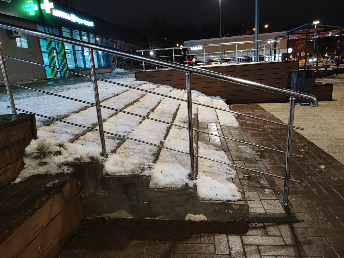 Заснеженные ступеньки перед магазином Верный, Курчатова, 13