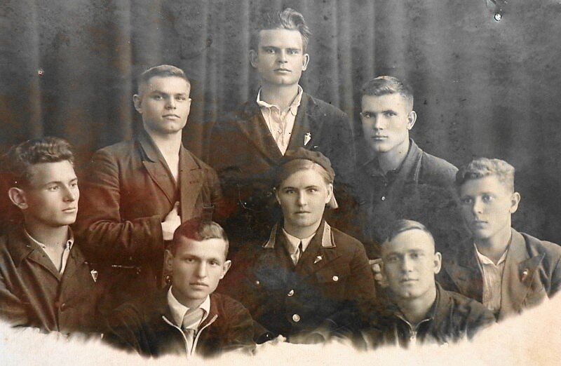 Инструктор Варвара Ляшенко с курсантами. 1941 год