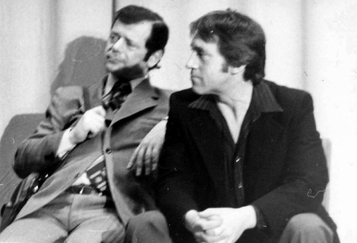Москва, 20 января 1980 г., творческий вечер братьев Аркадия и Георгия Вайнеров. Аркадий Арканов и Владимир Высоцкий. Фото Михаила Пазия