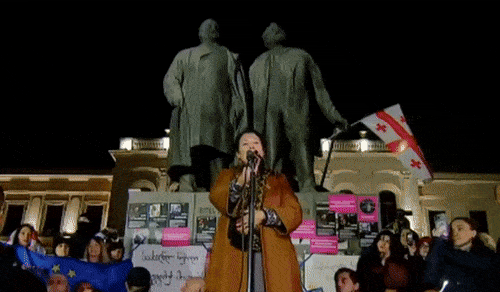 Пока ещё президент Грузии (на ближайшие пять дней) Саломе Зурабишвили грозится "свергнуть режим", если в стране не будут назначены новые парламентские выборы. Такой "демократической" наглости не выдержал даже микрофон — отключился