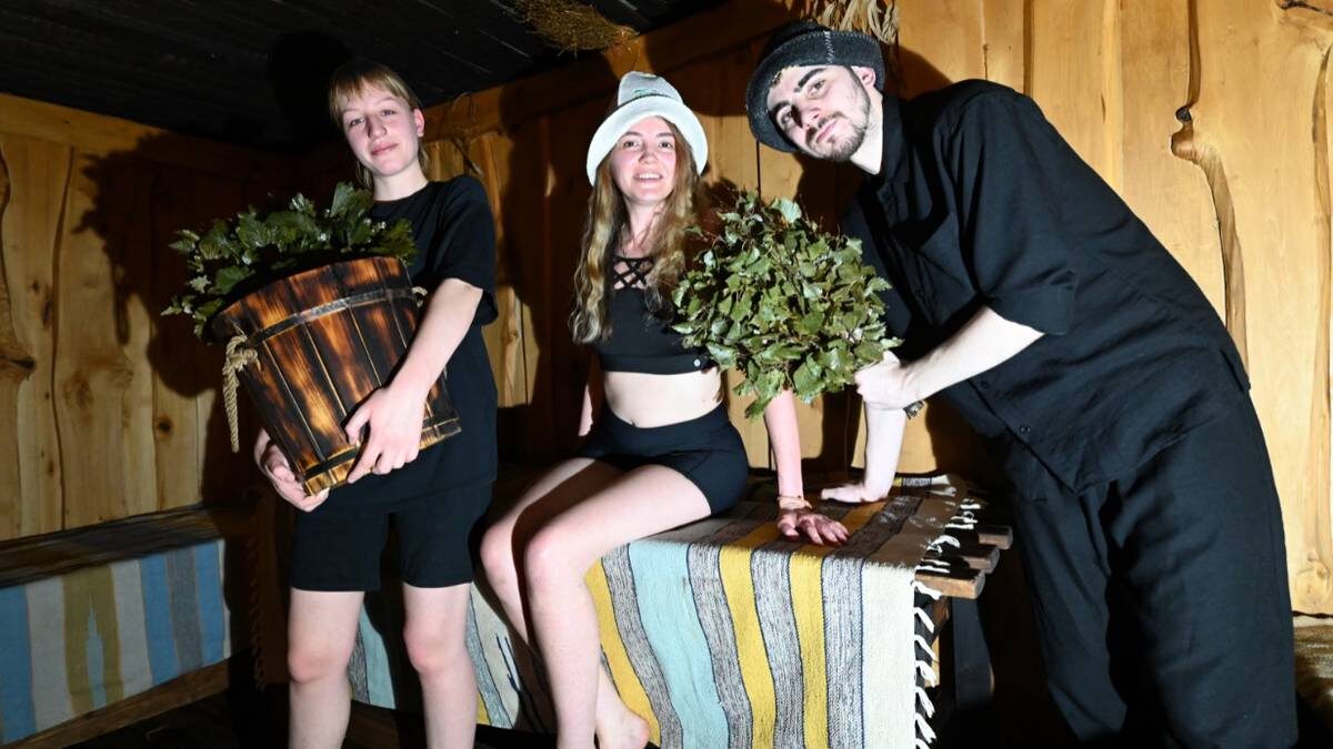    Корреспондент «ВМ» Екатерина Суворова (слева), москвичка Лидия Кромм (в центре) и банщик Илья Кио (справа) / Фото: Мария Хапцова / Вечерняя Москва