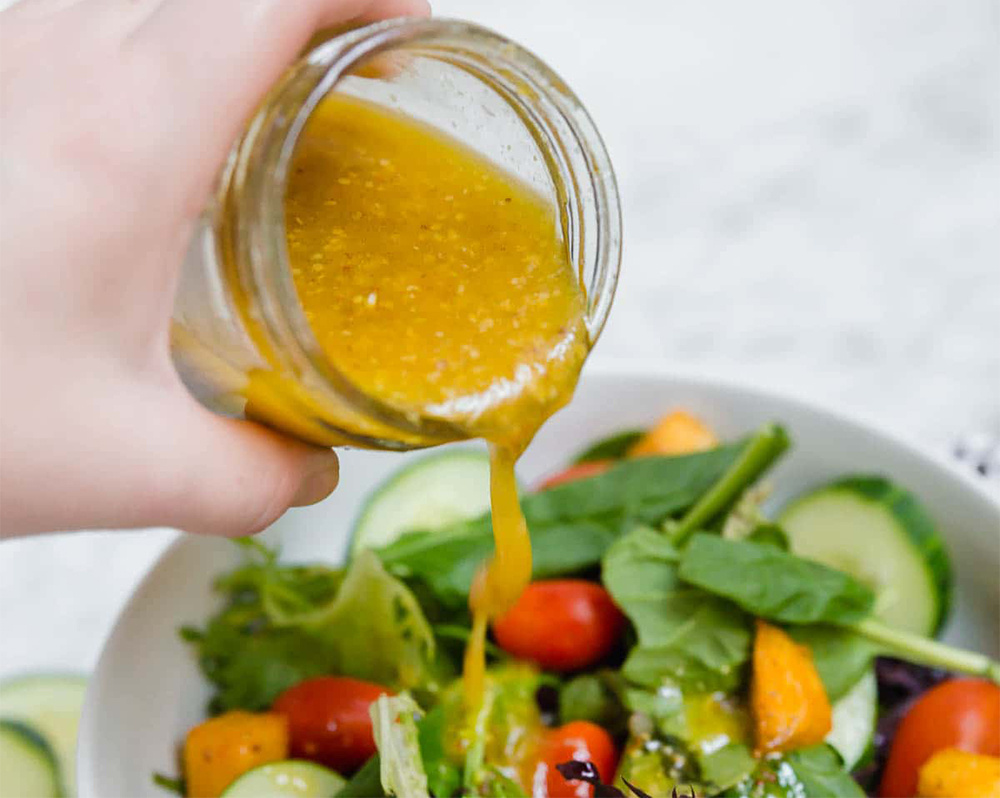 Горчичная заправка с салатом