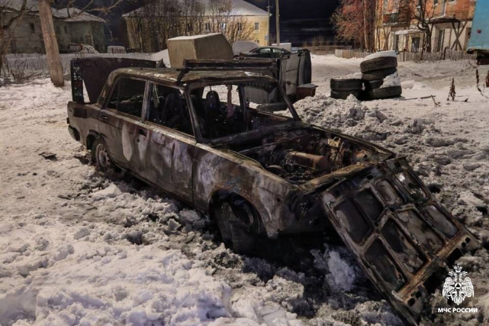    Машина выгорела на всей площади. Фото: МЧС по Мурманской области